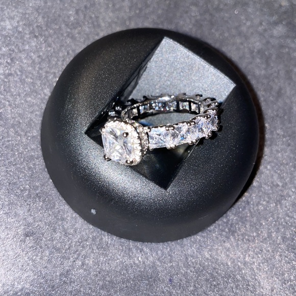 WOW!!! INCREDIBLE 360 Light Capturing Cubic Zirconia Ring!!!! - Picture 3 of 10